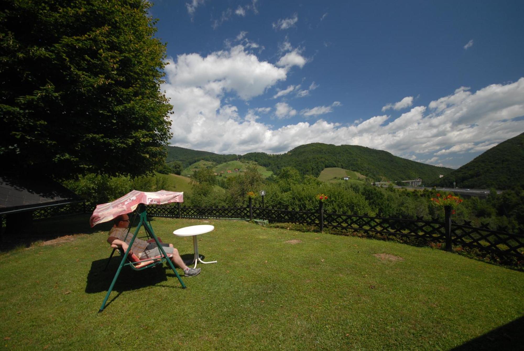 Pod Orehi Guest House Loce pri Poljcanah 외부 사진