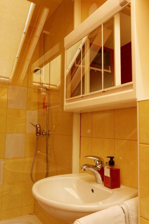 Pod Orehi Guest House Loce pri Poljcanah 객실 사진