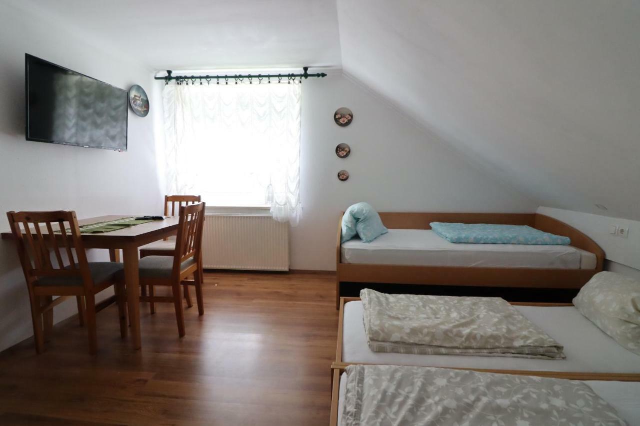 Pod Orehi Guest House Loce pri Poljcanah 외부 사진