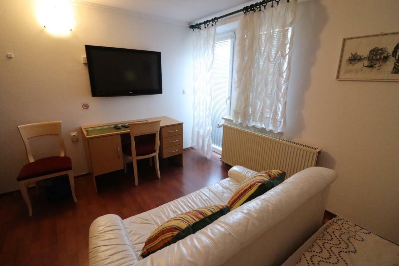 Pod Orehi Guest House Loce pri Poljcanah 외부 사진