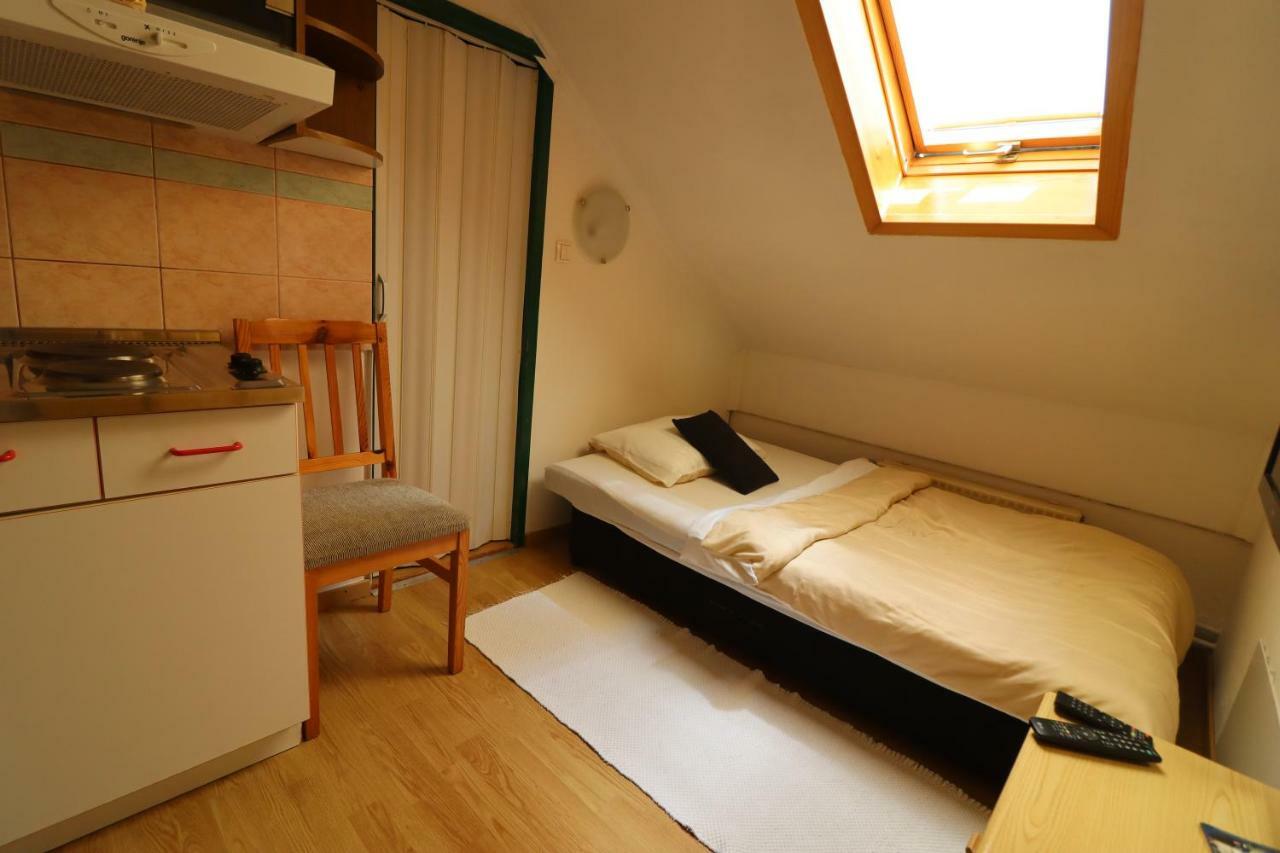 Pod Orehi Guest House Loce pri Poljcanah 외부 사진