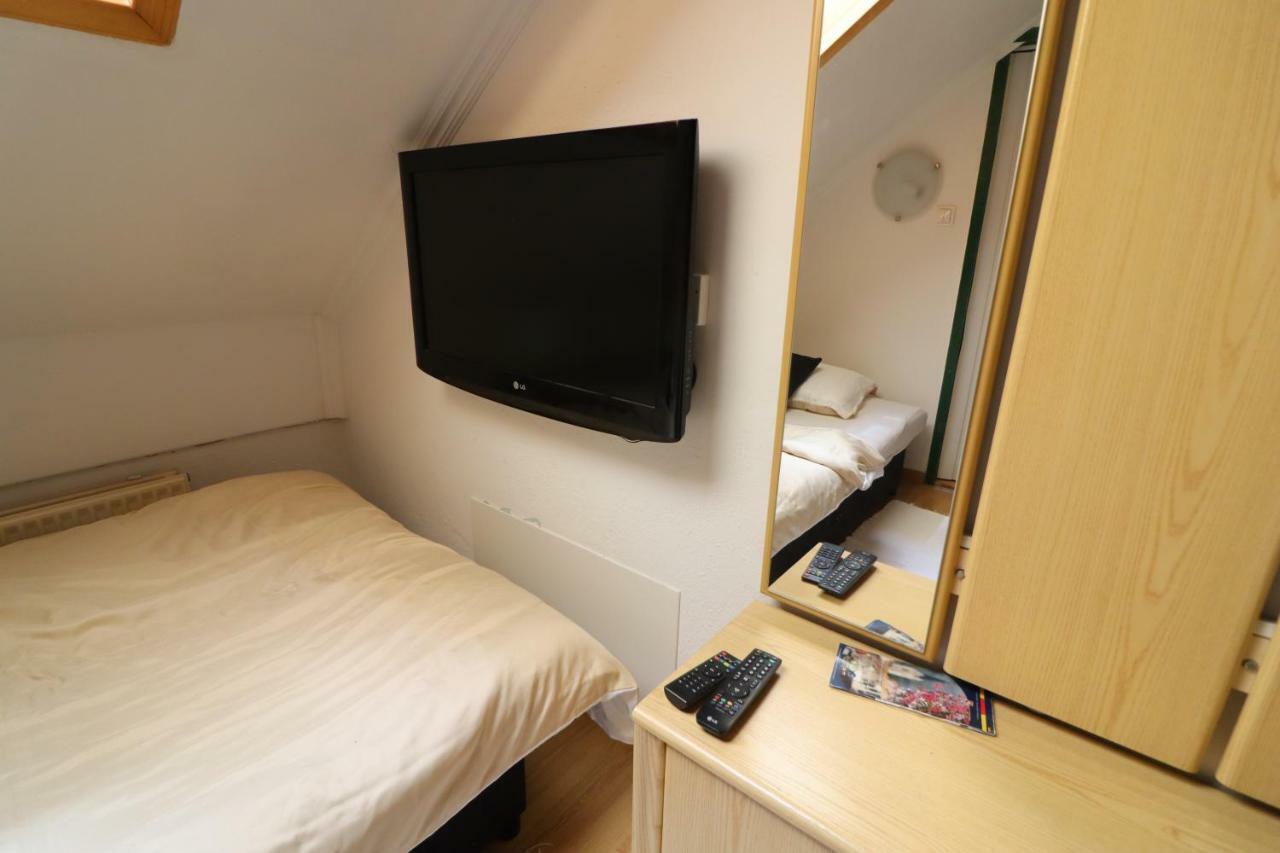 Pod Orehi Guest House Loce pri Poljcanah 외부 사진
