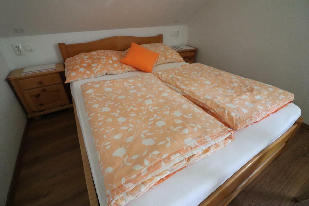 Pod Orehi Guest House Loce pri Poljcanah 외부 사진