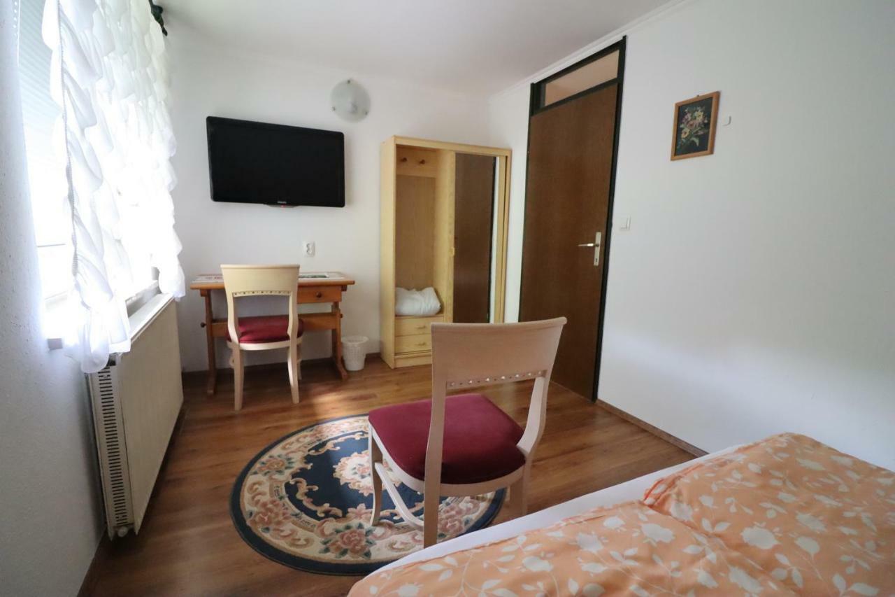 Pod Orehi Guest House Loce pri Poljcanah 외부 사진